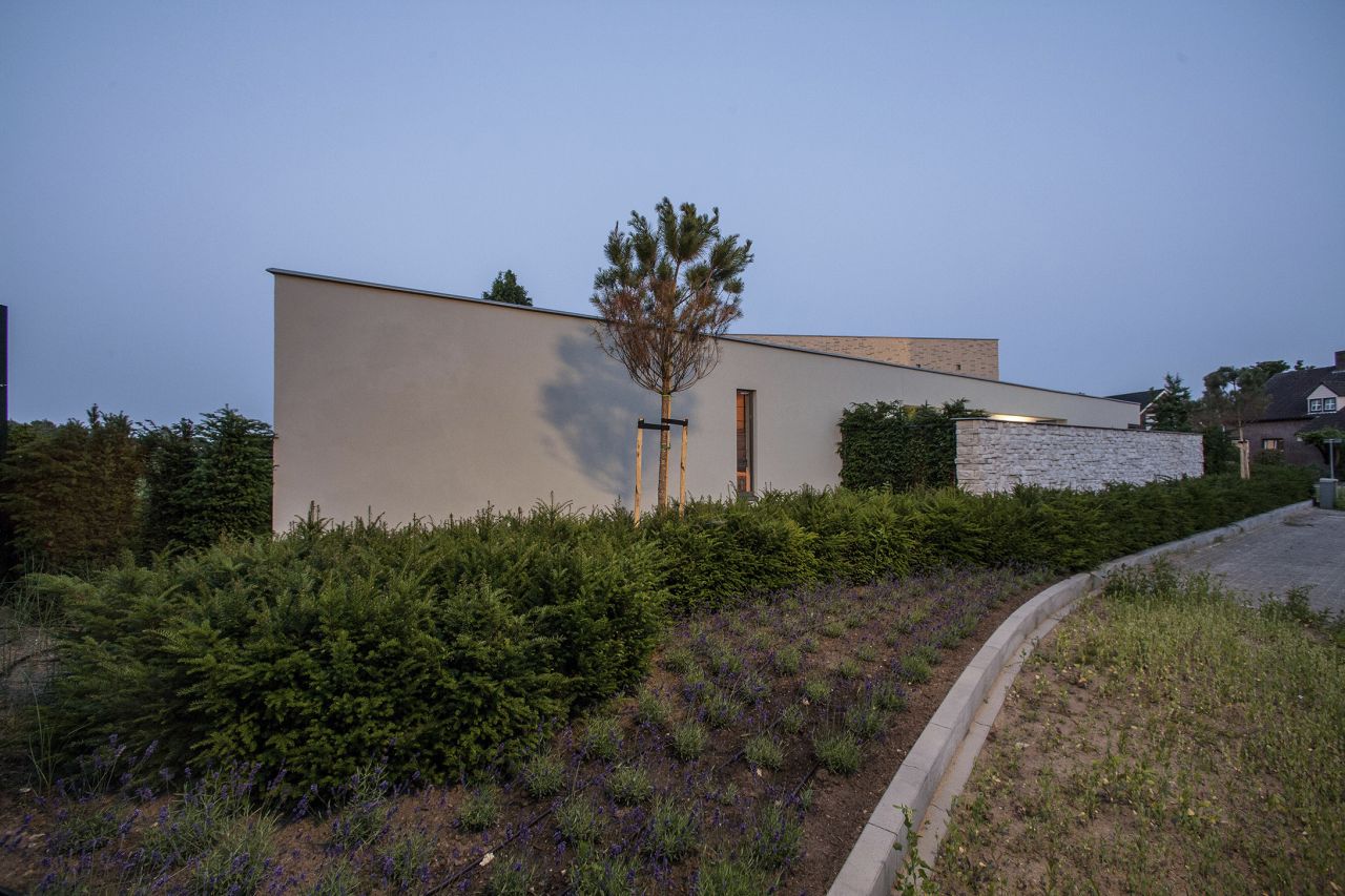 moderne villa met zwembad architectuur nederland limburg engelman architecten 