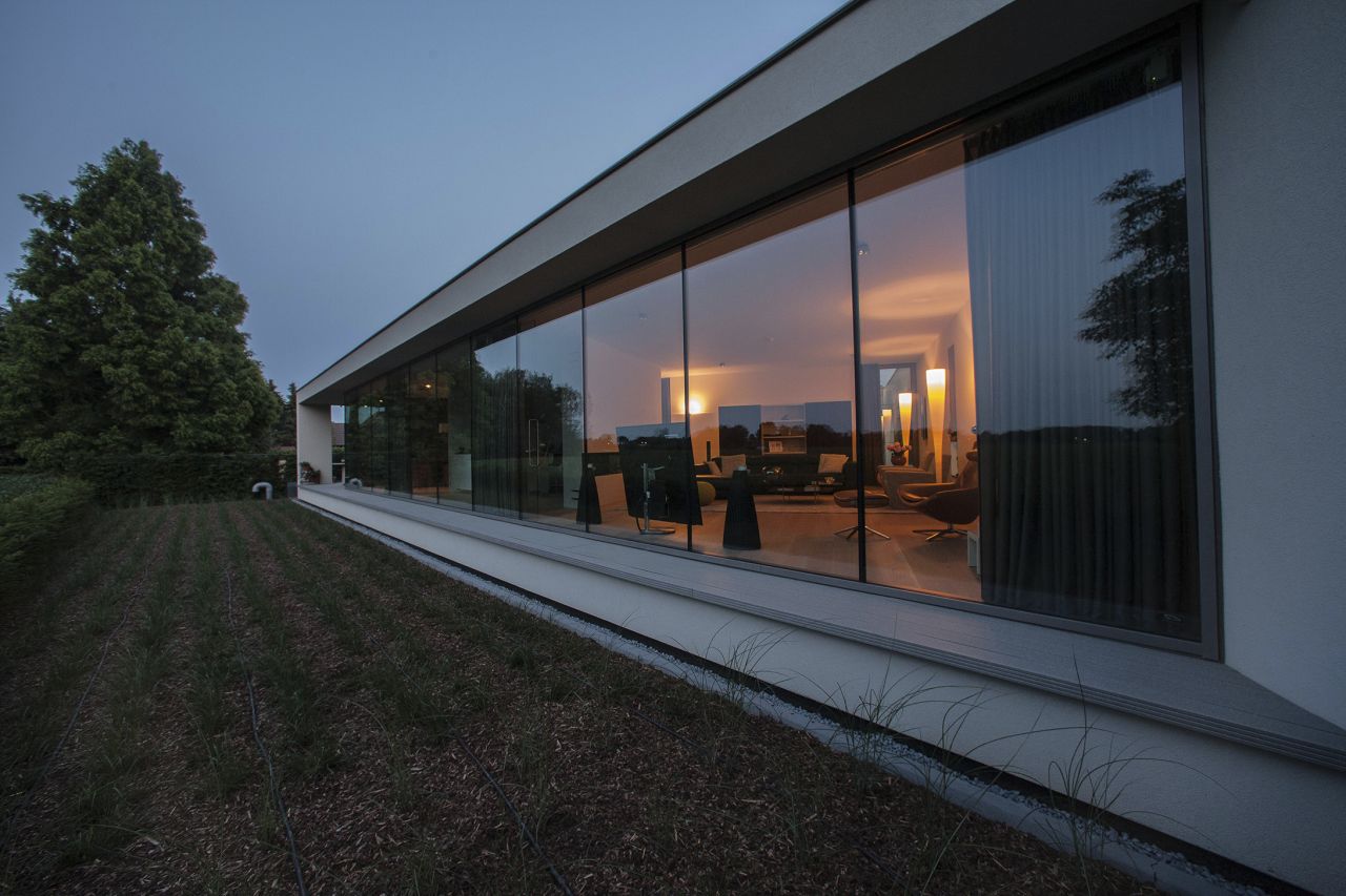 moderne villa met zwembad architectuur nederland limburg engleman architecten 